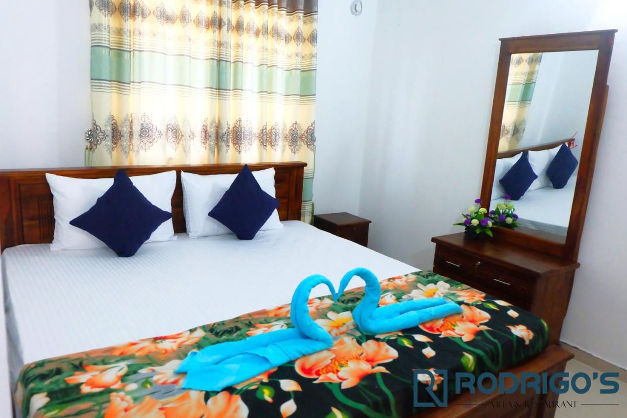 Rodrigo's Villa & Restaurant Negombo Esterno foto